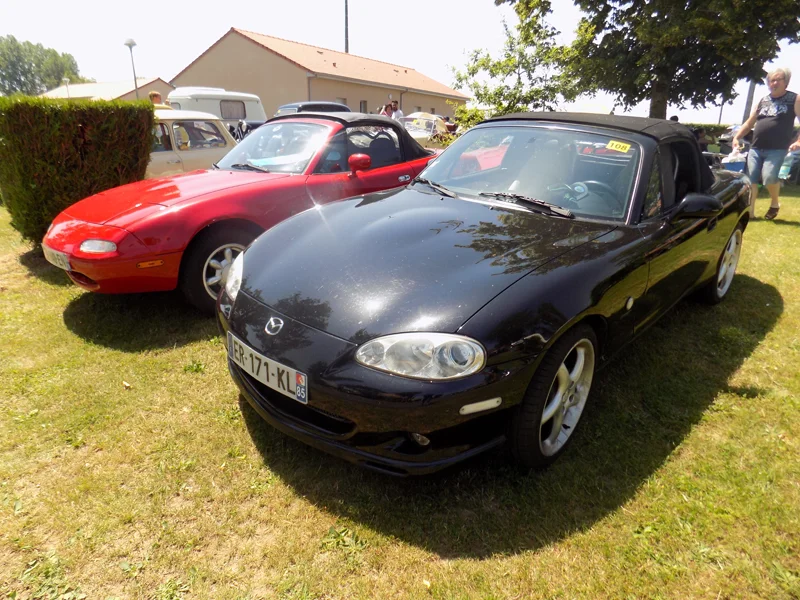 2 voitures de marque inconnue