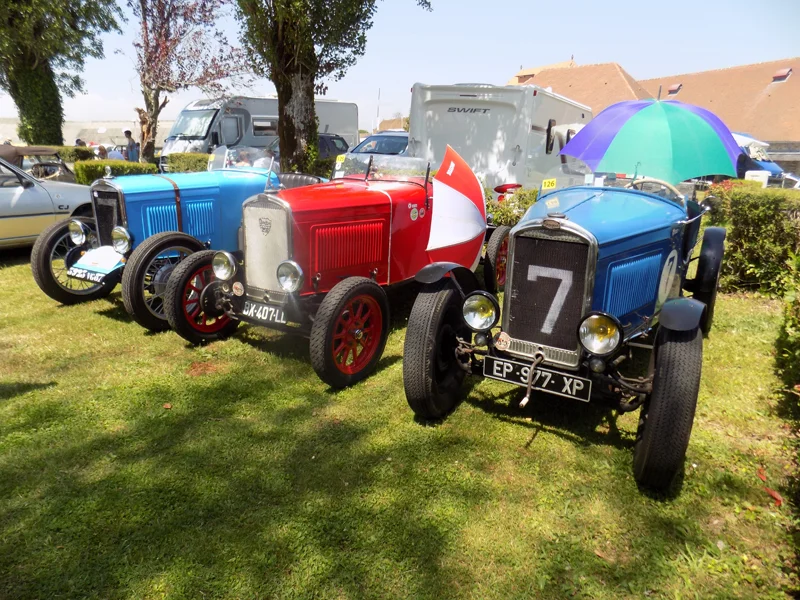 3 voitures anciennes