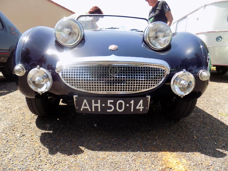 Voiture de marque inconnue - Avant