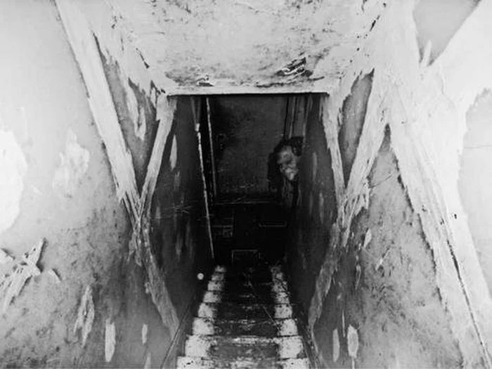 Une descente d'escalier