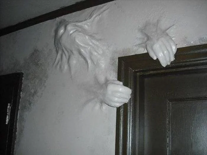 Une sculpture sur un mur intérieur