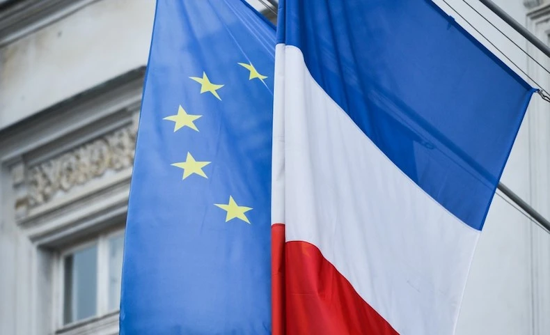 Drapeaux français et européen